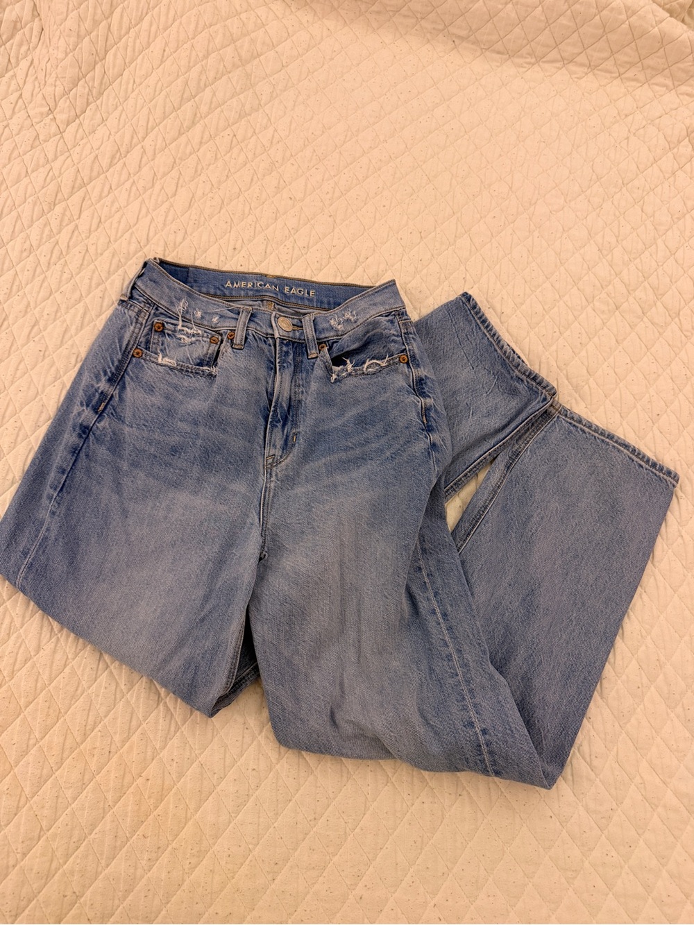 American Eagle High-Waisted Baggy Jeans Size 5